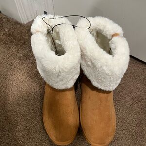 Women's Tan and White Fur-Lined Boots size 9 Cherokee NWT
